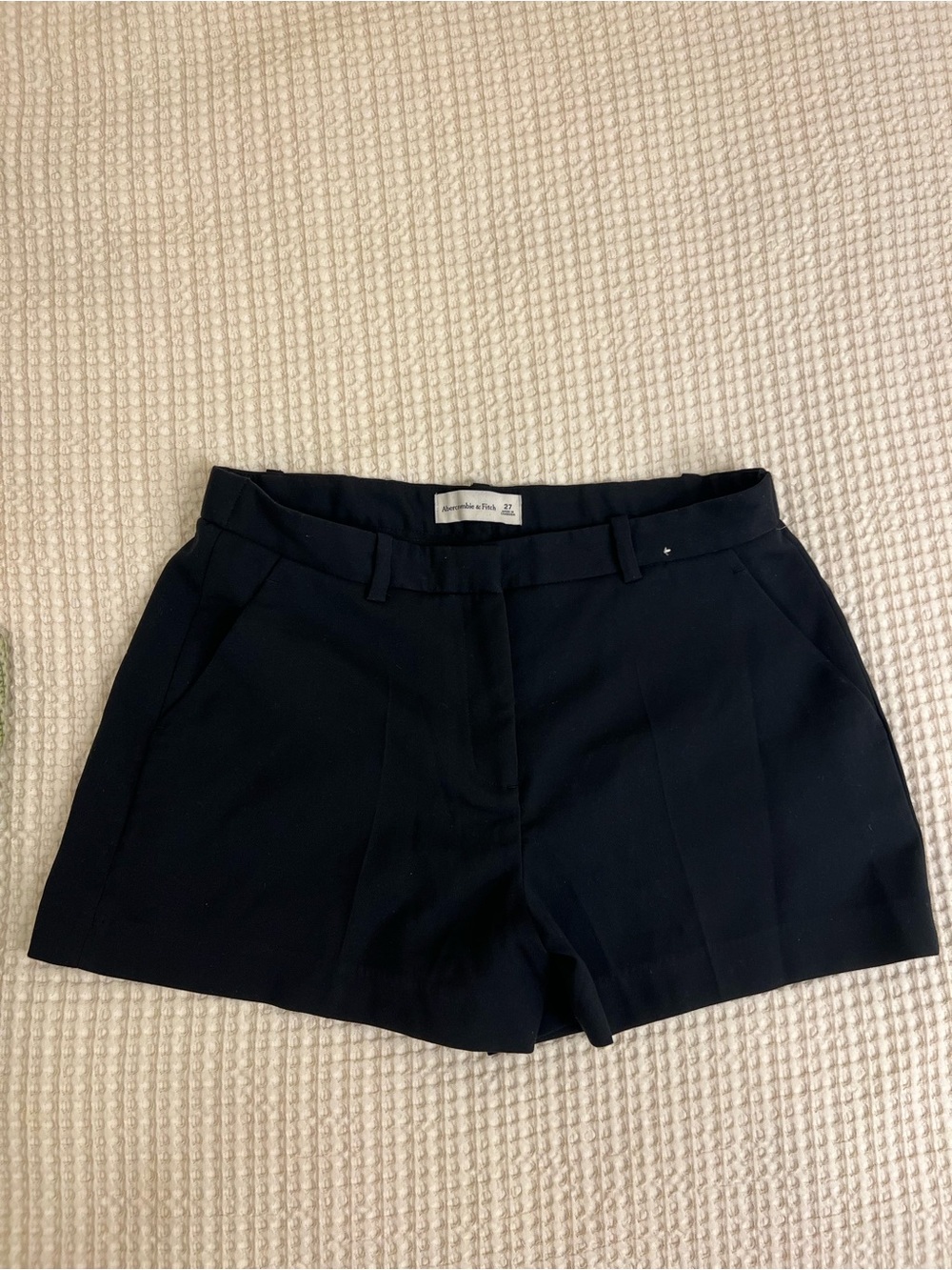 Abercrombie & Fitch Black curve Love Mid Rise Tailored Short 27